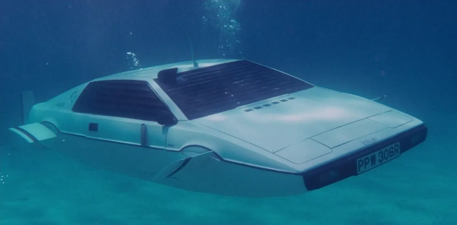 Elon Musk buys James Bond 007 Lotus Esprit from movie "The Spy Who Loved Me"